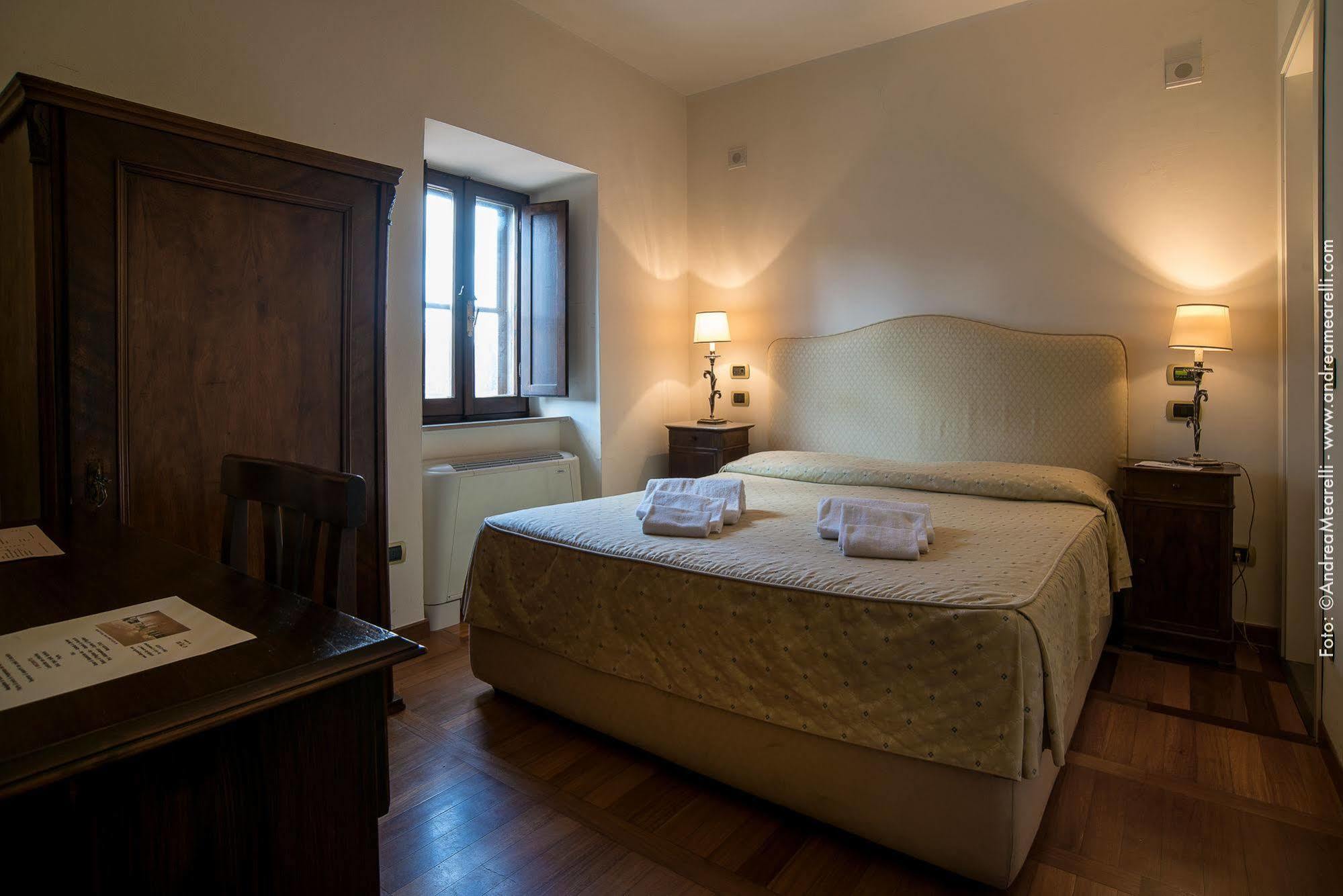 Hotel Scilla Сована Екстериор снимка