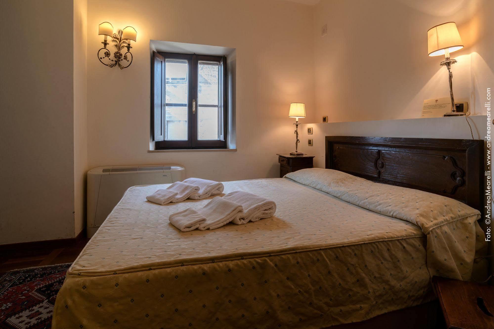 Hotel Scilla Сована Екстериор снимка