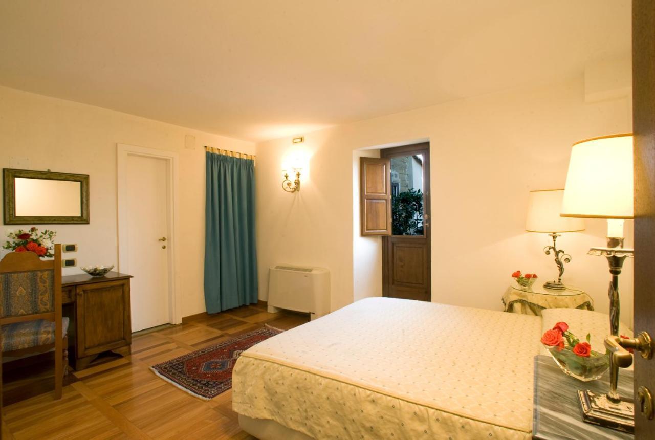 Hotel Scilla Сована Екстериор снимка